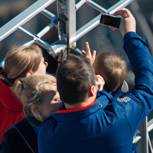 משפחה מצלמת סלפי קבוצתי בראש מגדל אייפל