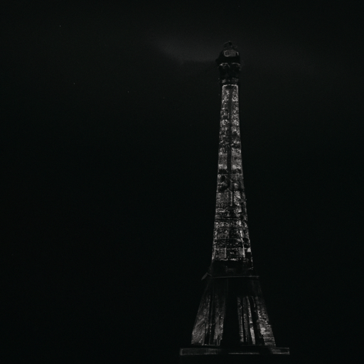 תמונה קודרת של מגדל אייפל עם האורות שלו כבויים כמחווה לאירוע טרגי.