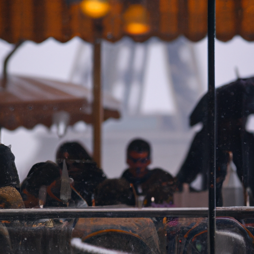 תמונה של בית קפה נעים ומזמין ליד מגדל אייפל, מלא באנשים שנמלטים מהגשם.