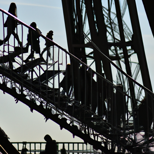 מבקרים עולים במדרגות מגדל אייפל, כשברקע קו הרקיע של פריז