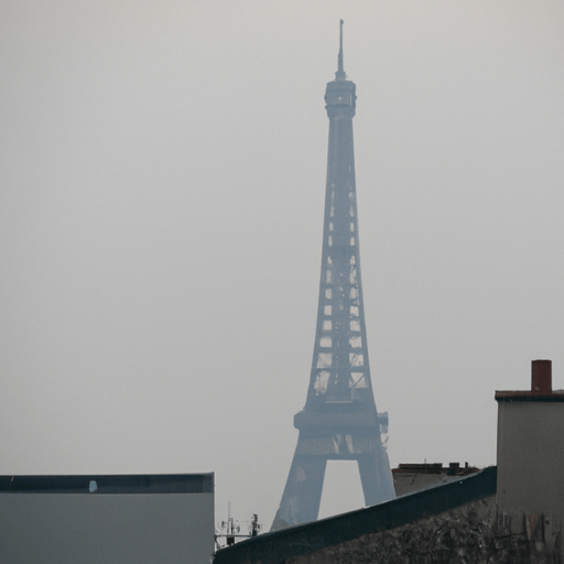 מגדל אייפל נראה מגג ברובע ה-19, המסמל את החוויה הפריזאית הייחודית
