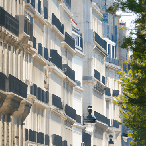 רחוב מגורים מקסים שלאורכו דירות פריזאיות טיפוסיות
