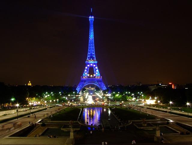 מגדל אייפל הוא אחד הסמלים המפורסמים ביותר של פריז, והוא נמצא בלב העיר, בקרבת כמה מהאטרקציות התיירותיות הפופולריות ביותר.
