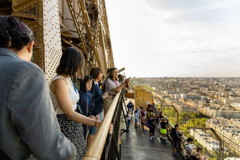 Paris: Eiffel Tower Guided Tour and Seine River Cruise